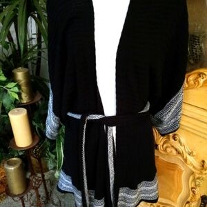Women's beautiful size medium black and white fancy short sleeve sweater